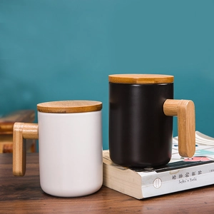 Modern ceramic mugs with L-shaped wooden handles and lids in black and white finish