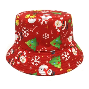 Détail d'un chapeau bob rouge de Noël avec des motifs du Père Noël et des flocons de neige