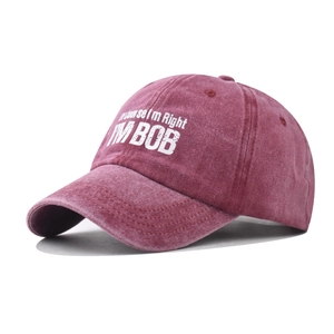 Gros plan sur la casquette de baseball en coton délavé bordeaux avec broderie blanche