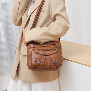 Sac à bandoulière en cuir PU souple marron pour femmes avec poches zippées et boucle cœur