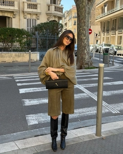 Tenue de rue avec chemise en popeline à manches bouffantes vert olive et short large