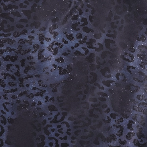 Dettaglio del tessuto leopardato viola scuro con macchie bianche su materiale in maglia
