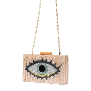 Elegante borsa da sera in acrilico marmorizzato beige con occhio di paillettes e catena