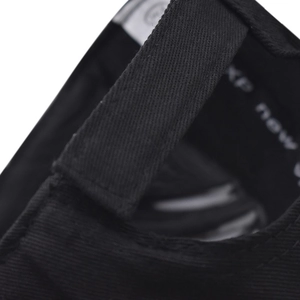 Vue arrière de la casquette noire en coton avec sangle réglable et broderie
