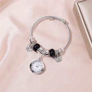 Montre bracelet jonc argenté pour femme avec perles et breloque papillon sur soie