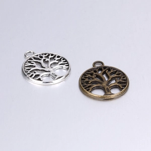 Dettaglio di ciondoli albero della vita in argento e bronzo per la creazione di gioielli