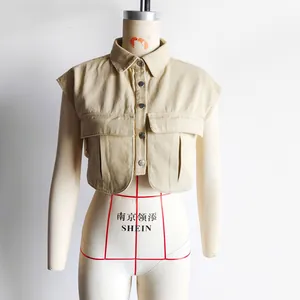 Détail d'un gilet utilitaire sans manches kaki avec grandes poches et col polo