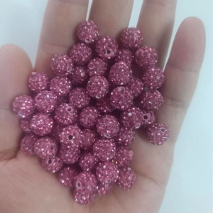 Rosafarbene 10mm Shamballa-Perlen mit glitzernden Strasssteinen handgehalten