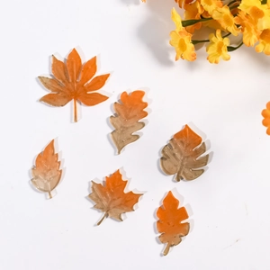 Détail de breloques feuilles d'érable en résine pour boucles d'oreilles DIY bijoux