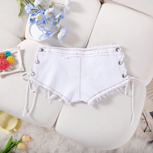 Dettaglio di pantaloncini in denim bianco con lacci laterali e bordi sfrangiati su base