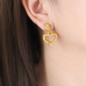 Orecchini a cuore traforato in stile vintage francese con texture intrecciata dorata
