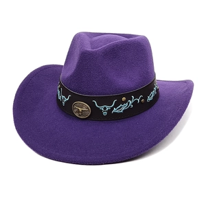 Chapeau de cowboy classique en feutre violet foncé avec bandeau en cuir et emblème