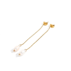 Vue détaillée de boucles d'oreilles baroques en perles avec de fines chaînes dorées
