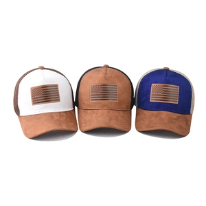 Cappellini trucker in pelle scamosciata con bandiera USA e rete traspirante in tre colori
