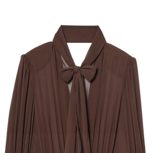 Dunkelbraunes Chiffon-Minikleid mit elegantem Schleifenhals und plissierten Schultern
