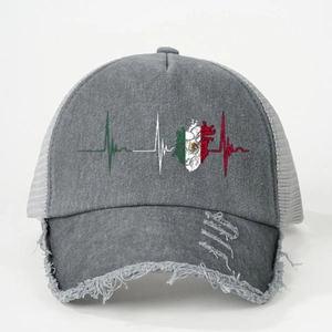 Dettaglio del cappello trucker grigio con cuore bandiera messicana e stampa battito