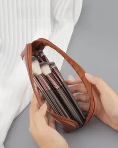 Bruine make-up borsteltas met transparant venster toont de interne opslagcapaciteit