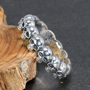Vue macro du poinçon S925 sur une bague tête de mort vintage au style punk gothique