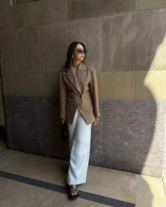 Blazer marron à double boutonnage, revers asymétrique et pantalon blanc à jambes larges