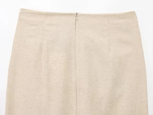 Dettaglio della vita di una gonna in lino con zip invisibile e tessuto plissettato