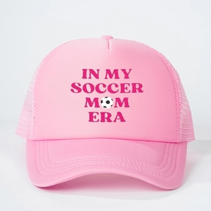 Casquette trucker rose et blanche avec texte IN MY SOCCER MOM ERA et motif de foot