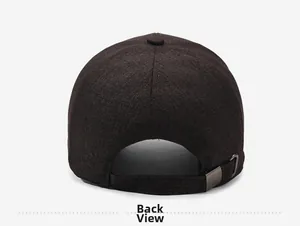 Détail de la casquette en coton marron foncé vue de dos avec boucle en métal réglable