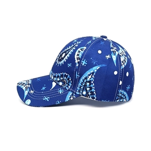 Dettaglio del motivo paisley e delle cuciture su un cappellino da baseball in cotone
