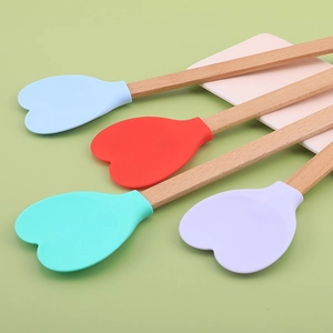 Set of heart-shaped silicone spatulas with beechwood handles in four pastel colors