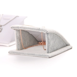 Support de présentation de collier en velours gris avec inclinaison triangulaire