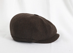 Dettaglio della trama a spina di pesce marrone scuro su una coppola vintage
