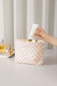 Détail de la trousse à fleurs montrant la capacité et la fermeture éclair en métal