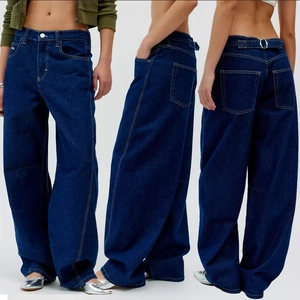 Détail en trois vues du jean large bleu foncé avec taille haute et boucle en métal au dos