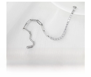 Détails macro d'un bracelet en acier titane avec oxydes de zirconium et maillons de chaîne