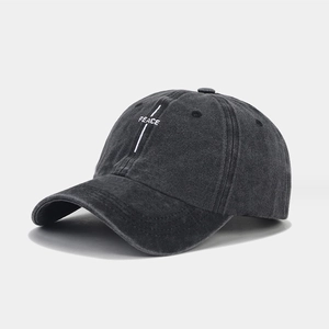 Détail de la broderie PEACE sur casquette en coton lavé avec œillets d'aération