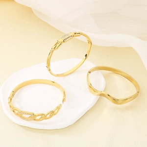 Vue détaillée de bracelets en acier inoxydable plaqué or 18 carats avec zircons et motifs ajourés