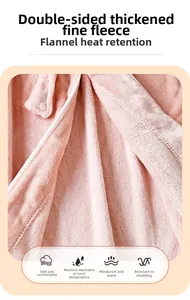 Gros plan du tissu de peignoir en flanelle rose épaisse montrant la texture douce