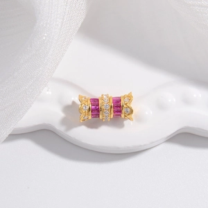 Détail de la boucle en argent S925 doré avec zircons rose rouge et blancs
