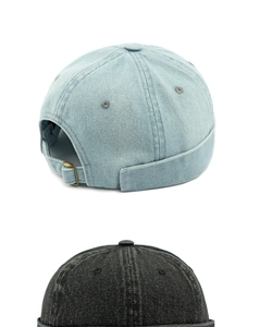 Vista dettagliata di cappelli docker in denim azzurro e grigio con fibbie in metallo