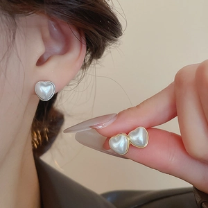 Vue détaillée de boucles d'oreilles perles cœur carrées avec placage or et argent