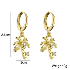 Detailansicht der Palmen-Ohrringe in Gold mit Maßen 2,6cm x 1cm und Gewicht 2g