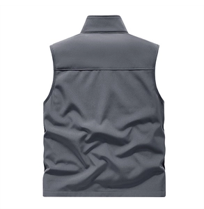 Rückansicht einer winddichten Softshell-Weste mit Stehkragen und robuster Naht