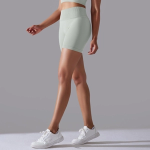 Gros plan d'un short de yoga sans couture taille haute vert menthe et sa texture