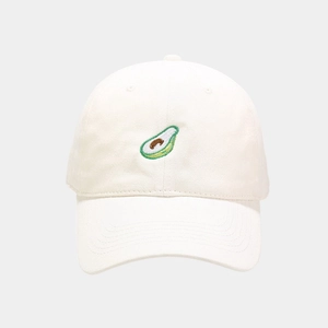 Dettaglio del ricamo a forma di avocado su berretto da baseball in cotone crema