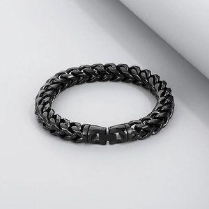 Détail du bracelet chaîne tressée en acier inoxydable noir avec un fermoir carré