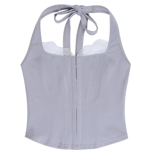 Détail du haut licou corset gris avec bordure en dentelle blanche et crochets frontaux