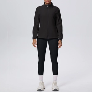 Dettaglio del set sportivo nero con giacca in pile con zip e leggings a vita alta