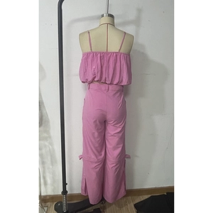 Vista posteriore di un completo rosa a due pezzi con top a canotta e pantaloni a gamba larga