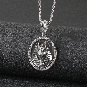 Pendentif Anubis égyptien argenté avec cristaux brillants et chaîne torsadée
