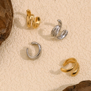 Dettaglio di orecchini a doppio strato in acciaio inossidabile color oro e argento