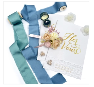 Mise à plat de rubans en mousseline avec livre Her Vows et accessoires floraux décoratifs